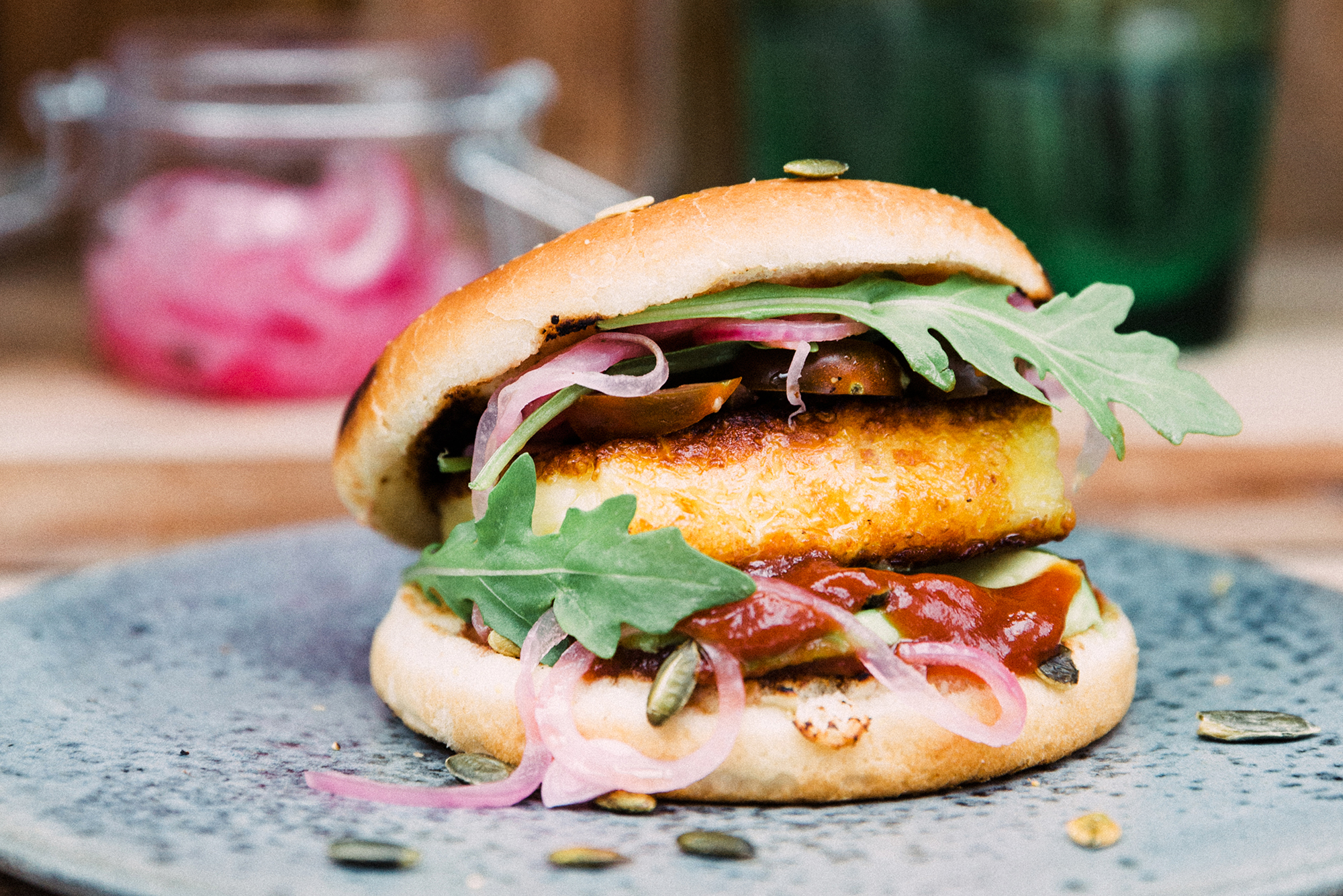 Allt fler väljer svensk eldost framför originalet halloumi. Följ med till Småland och Höjdens gårdsmejeri i Farshult.