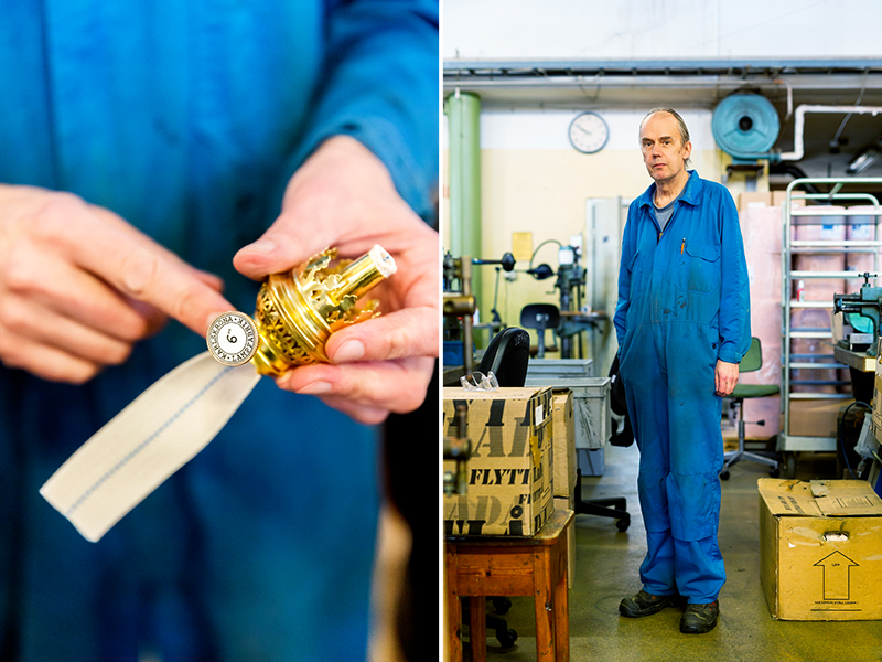 Man i blå overall visar en lampa