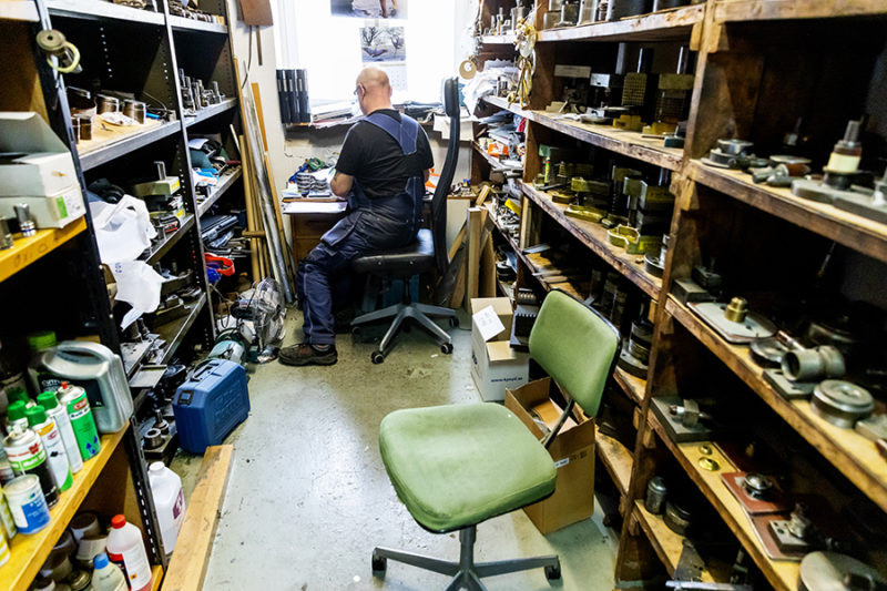 Man sitter på en stol i ett lager på Karlskrona lampfabrik