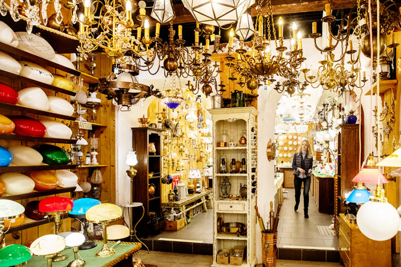 Butiken Mässingmäster i Stockholmfull av fotogenlampor