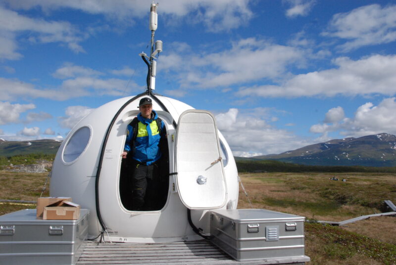En forskare i en vit iglo vid Abisko naturvetenskapliga forskningsstation