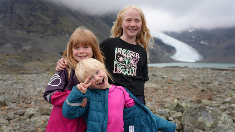 Tre barn som medverkar i ett naturprogram vid foten av Kebnekaise.