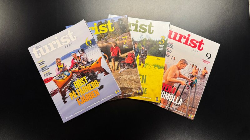 Fyra utgåvor av tidningen Turist, utspridda i solfjädersform.